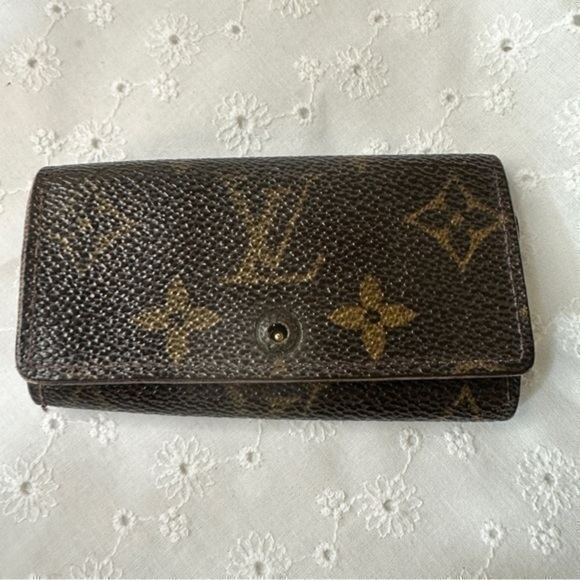 Louis Vuitton Monogram 4 ring key holder
*  *Guaranteed AUTHENTIC - Picture 1 of 12